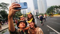 Aksi mereka menarik perhatian warga yang langsung berswafoto. 
