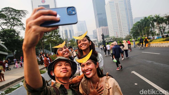 Seru! Swafoto dengan Penari Sumba Barat di CFD Tarian asal Sumba Barat meramaikan CFD di Jakarta, Minggu (1/10/2023). Warga pun menyerbu dan mengajak swafoto para penarinya.
