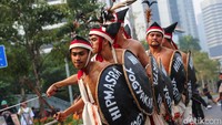 Begini aksi para penari pria Sumba Barat. 