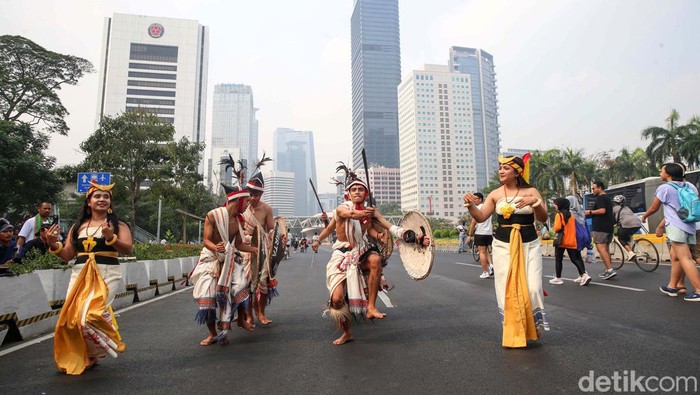Tarian asal Sumba Barat meramaikan CFD di Jakarta, Minggu (1/10/2023). Warga pun menyerbu dan mengajak swafoto para penarinya.