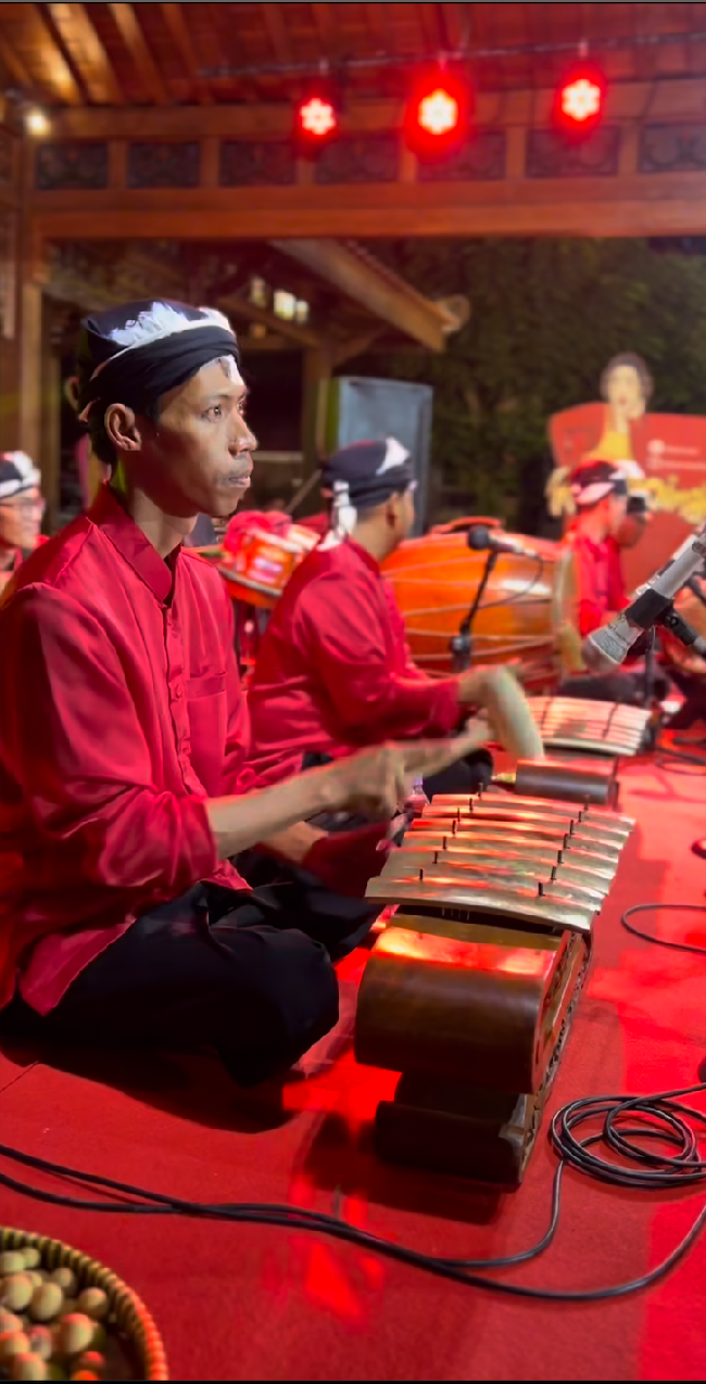 Kental akan nuansa adat Jawa, pesta ulang tahun Soimah itu tampak menyajikan penampilan musik tradisional khas Jawa. Tak hanya itu saja, ada pertunjukkan tarian khas Jawa yang juga ditampilkan di acara ulang tahun Soimah tersebut. Foto: Instagram