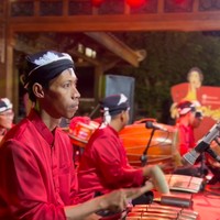 Kental akan nuansa adat Jawa, pesta ulang tahun Soimah itu tampak menyajikan penampilan musik tradisional khas Jawa. Tak hanya itu saja, ada pertunjukkan tarian khas Jawa yang juga ditampilkan di acara ulang tahun Soimah tersebut. Foto: Instagram