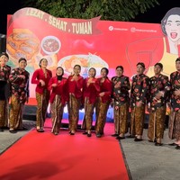 Para tamu undangan yang hadir juga terlihat ikut mengenakan pakaian tradisional adat Jawa. Para tamu wanita tampil dengan kebaya berwarna merah. Sementara tamu pria mengenakan beskap motif floral. Foto: Instagram