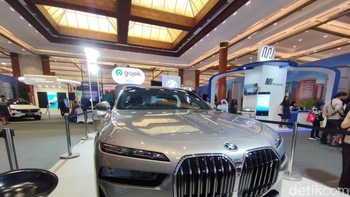 BMW i7 yang merupakan mobil listrik seri tertinggi dari BMW. Foto: Argya D. Maheswara