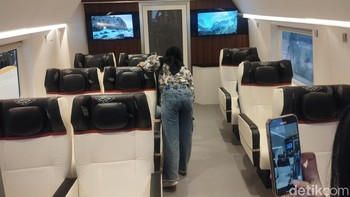 Pengunjung Hub Space x KAI Expo 2023 yang menjajal sensasi menaiki Kereta Cepat Jakarta Bandung di booth KCIC. Foto: Argya D. Maheswara