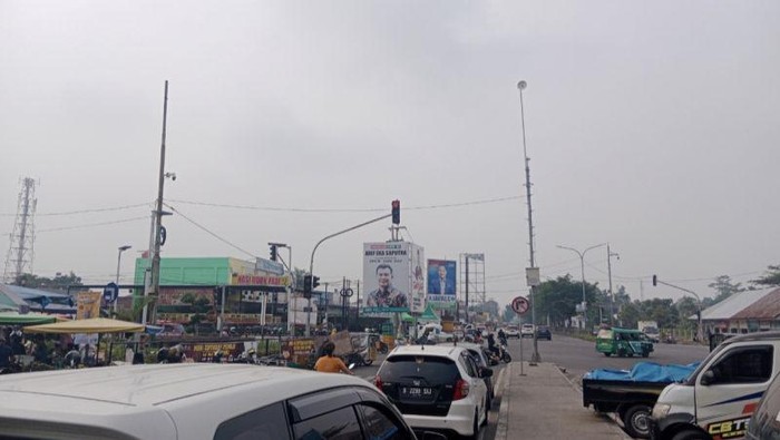 Suasana langit Kota Pekanbaru yang diselimuti kabur asap. (ANTARA/Bayu Agustari Adha)