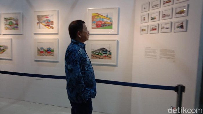 Menteri PPN/Kepala Bappenas Suharso Monoarfa menyaksikan pameran lukisan kereta api karya Rayaka Agashtya Wibowo di Stasiun Tugu Yogyakarta, 26 September 2023