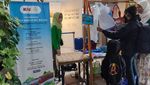 Sayang Cucu, Menteri PPN Borong Lukisan Kereta Api di Stasiun Tugu