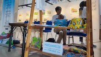 Di sela pameran karya lukis yang akan digelar hingga 3 Oktober 2023, Rayaka Agashtya Wibowo asyik menonton video tentang kereta api. Dia yang mahir melukis itu bercita-cita menjadi masinis/Foto: Dok. Sri Utami