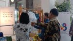 Sayang Cucu, Menteri PPN Borong Lukisan Kereta Api di Stasiun Tugu