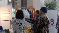 Selain empat lukisan, Menteri PPN Suharso Monoarfa juga membeli beberapa cinderamata bergambar kereta karya Rayaka sebagai oleh-oleh untuk cucu kesayangannya, Daffa yang berusia 7 tahun./Foto: Sudrajat / detikcom