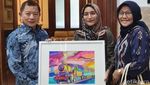 Sayang Cucu, Menteri PPN Borong Lukisan Kereta Api di Stasiun Tugu