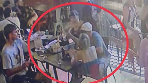 Tangkapan layar rekaman CCTV pengunjung bar yang diduga mengambil uang dari dalam tas seorang penyanyi di sebuah bar di Legian, Kuta, Badung, Bali, Sabtu malam (30/9/2023).