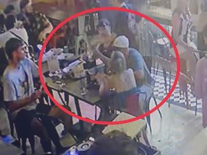 Viral, Bule Terekam Kamera Ambil Duit Penyanyi Bar di Legian
