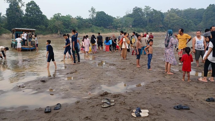 Tiga orang dilaporkan hilang saat berenang di sungai Batanghari