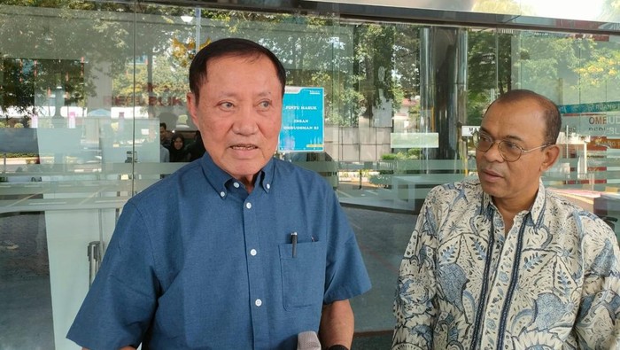 Tim Kuasa Hukum Hotel Sultan, Amir Syamsudin (Kiri) dan Yosef B Badeoda (Kanan)
