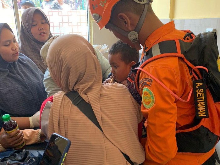 Tim SAR evakuasi Gibran bocah 5 tahun yang tersesat di Hutan Kerinci