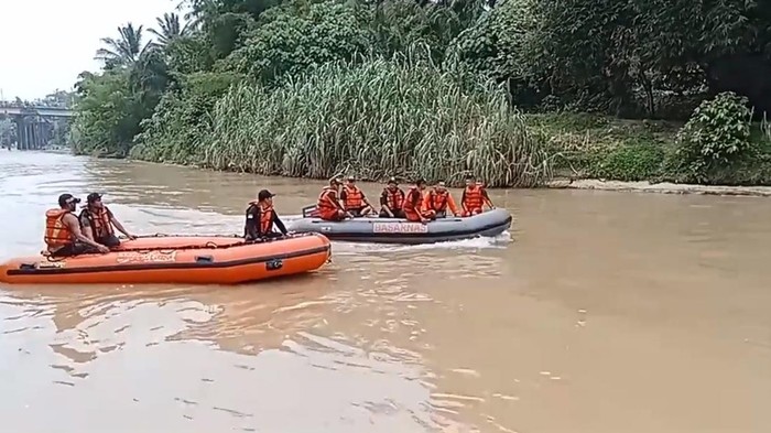 Tim SAR Tanjungbalai Asahan saat melakukan upaya pencarian Selamat yang tenggelam di Sungai Silau.