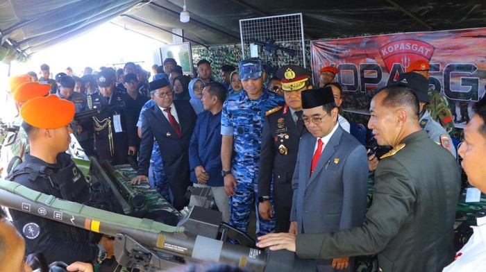 TNI AU menggelar pameran alutsista di Anjungan Pantai Losari Makassar.