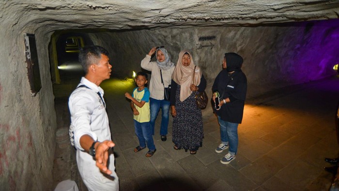 Wisata lubang Jepang di Bukittinggi Wisatawan mengunjungi Lubang Jepang di Bukittinggi, Sumatera Barat, Minggu (1/10/2023). Lubang Jepang merupakan terowongan atau bungker pertahanan yang dulu dibangun Jepang dengan memanfaatkan pekerja paksa sekitar tahun 1942-1945 dan panjangnya mencapai 1.500 meter, kedalaman 12 meter, kini menjadi objek wisata sejarah paling favorit di kota wisata itu. ANTARA FOTO/Iggoy el Fitra/nz