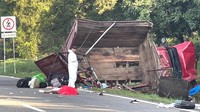 Truk yang sebagian badannya terbuat dari kayu itu hancur, pakaian, tas, dan ransel para migran berserakan di sekelilingnya.  