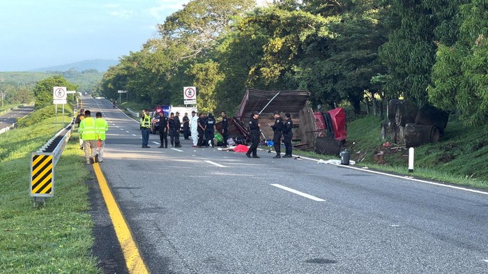 10 Migran Kuba Tewas dalam Kecelakaan Truk di Meksiko SENSITIVE MATERIAL. THIS IMAGE MAY OFFEND OR DISTURB Emergency personnel work at the scene where several Cuban migrants died after a truck accident in Pijijiapan, Chiapas, Mexico October 1, 2023, in this screen grabs taken from a handout video. LUGOS TV/Handout via REUTERS THIS IMAGE HAS BEEN SUPPLIED BY A THIRD PARTY. NO RESALES. NO ARCHIVES. MANDATORY CREDIT