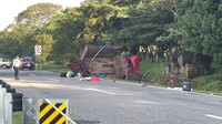 Petugas darurat terlihat di lokasi kejadian kecelakaan truk yang membawa migran di Pijijiapan, Chiapas, Meksiko, Minggu (1/10/2023).  
