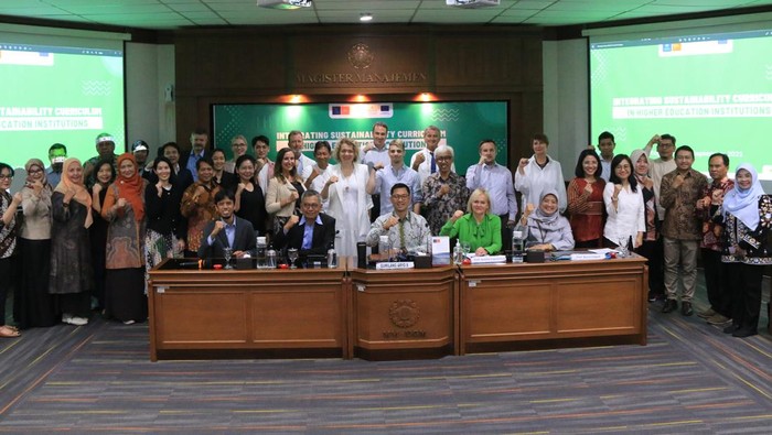 11 Kampus Asia-Eropa Jadi Narasumber Seminar Internasional Integrasi Kurikulum Keberlanjutan dalam Institusi Pendidikan Tinggi di FEB UGM.