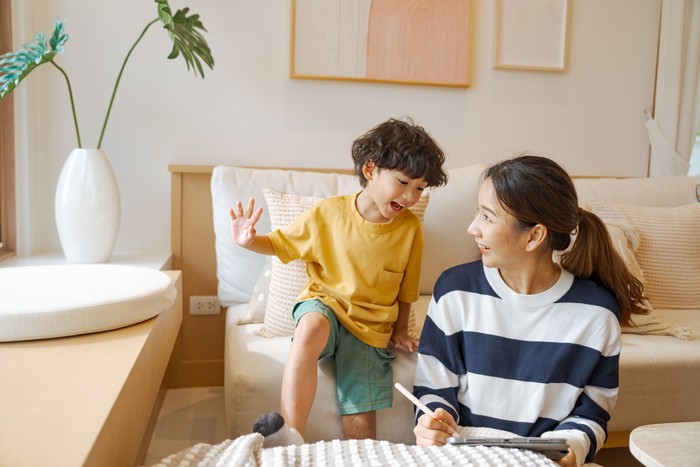 7 Cara Mendidik Anak Usia 3 Tahun agar Cerdas dan Aktif, Batasi Screen Time