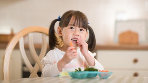 7 Kalimat yang Bisa Diucapkan untuk Bujuk Bayi Mau Makan