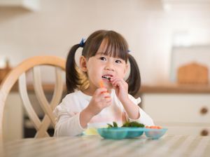 Beragam Penyebab Anak Sering Mengemut Makanan dan Cara Mengatasinya