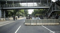 Penutupan jalan ini dilakukan imbas adanya rencana aksi oleh serikat buruh.  