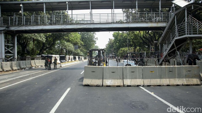 Ada Demo Buruh, Jalan Medan Merdeka Barat Arah Istana Ditutup Partai Buruh dan aliansi buruh bakal menggelar aksi unjuk rasa di Patung Kuda, Jakarta Pusat hari ini. Jalan Medan Merdeka Barat arah Istana Merdeka ditutup.