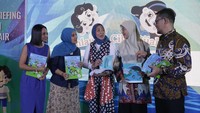 (dari kiri ke kanan) Andien Aisyah, figur publik; Najeela Shihab, Pendiri Sekolah.mu; Vera Galuh Sugijanto, VP General Secretary Danone Indonesia; Dr. Cindy Rianti Priadi, Kepala Prodi Teknik Lingkungan Universitas Indonesia; dan Karyanto Wibowo, Direktur Sustainable Development Danone Indonesia; dalam acara Media Briefing Program Edukasi Air “Pahlawan Cilik Bijak Air” di Restoran KAUM, Jakarta, Senin (2/10/2023). 