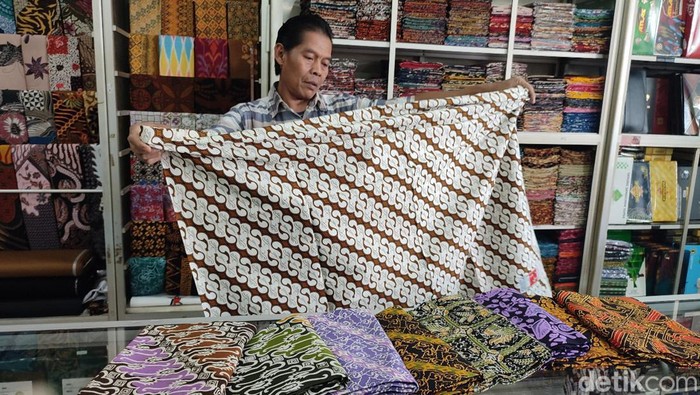 Ajo menjelaskan banyak sekali motif Batik khas Ciamis di toko tempatnya bekerja. Ajo menjelaskan banyak sekali motif Batik khas Ciamis di toko tempatnya bekerja.
