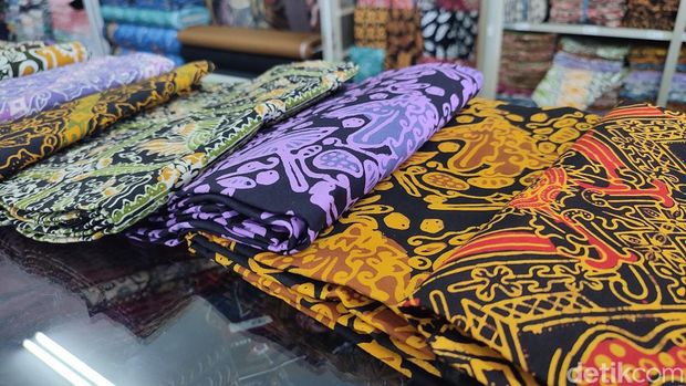 Ajo menunjukan berbagai motif Batik khas Ciamis di toko tempatnya bekerja.