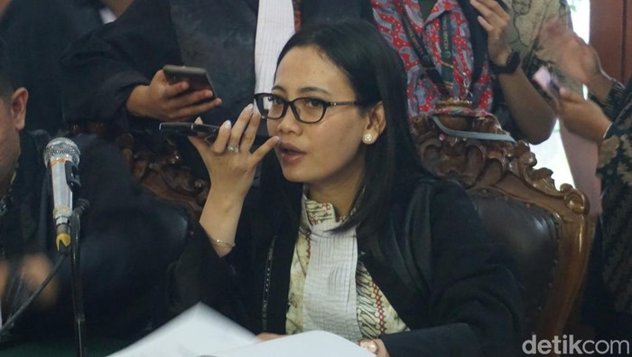 aksa Penuntut Umum Estik Dilla Rahmawati saat membacakan surat tuntutan di Ruang Sari PN Surabaya