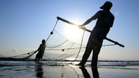 Masyarakat yang hidup di pesisir Pantai Pulau Santen, Banyuwangi, Jawa Timur, mayoritas adalah nelayan. Setiap hari mereka harus menerjang ombak untuk bertahan hidup.