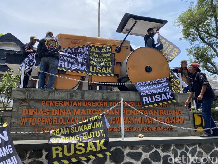 Aksi warga protes jalan rusak di Sukabumi.