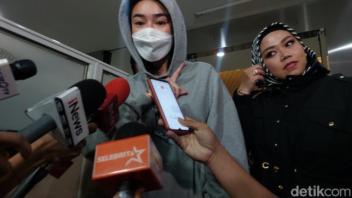 Amanda Manopo selesai menjalani pemeriksaan penyidik Direktorat Tindak Pidana Siber (Dittipidsiber) Bareskrim Polri. (Rumondang/detikcom)