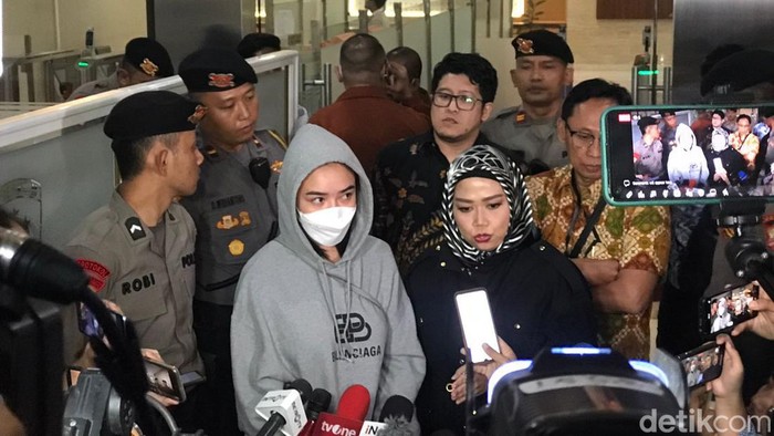 Amanda Manopo selesai menjalani pemeriksaan penyidik Direktorat Tindak Pidana Siber (Dittipidsiber) Bareskrim Polri. (Rumondang/detikcom)