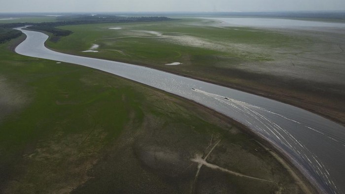 Boats travel through a section of the Amazon River affected by a severe drought in the state of Amazonas, near Manacapuru, Brazil, Wednesday, Sept. 27, 2023. (AP Photo/Edmar Barros)