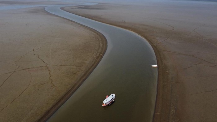 Amazon Merana, Sungainya Mengering-Hutannya Kebakaran Boats travel through a section of the Amazon River affected by a severe drought in the state of Amazonas, near Manacapuru, Brazil, Wednesday, Sept. 27, 2023. (AP Photo/Edmar Barros)