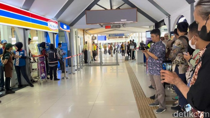 Antusias warga menyambut kedatangan Presiden Jokowi di Stasiun Bandung, Senin (2/10/2023).