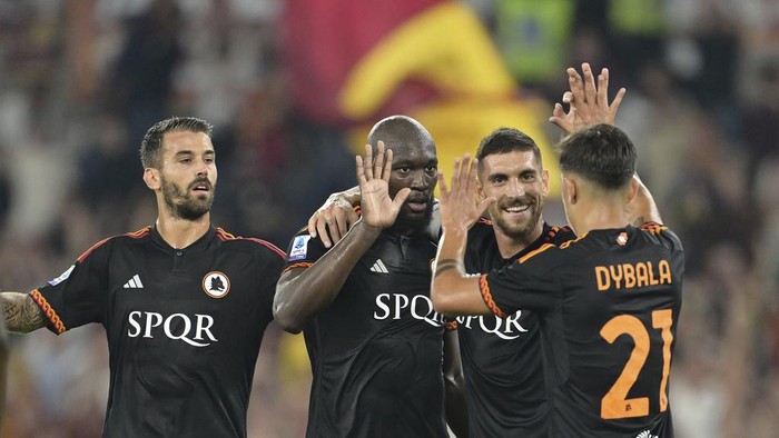 Romas Romelu Lukaku, second left, celebrates scoring with teammates the Serie A soccer match between Roma and Frosinone, at the Rome Olympic stadium Sunday, Oct. 1, 2023. (Alfredo Falcone/LaPresse via AP)