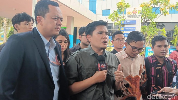 Asosiasi Lawyer Muslim Indonesia resmi melaporkan video mesum mirip artis inisial RK ke Polda Metro Jaya.