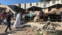 Anggota pasukan keamanan, masyarakat dan seorang pendeta bekerja di lokasi di mana atap gereja runtuh saat misa di Ciudad Madero, di negara bagian Tamaulipas, Meksiko, Minggu (1/10/2023). (Secretaria de Seguridad Publica Tamaulipas/Handout via REUTERS)  