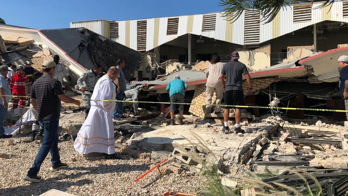 Atap Gereja di Meksiko Ambruk, 7 Orang Tewas Tertimpa Reruntuhan Members of security forces, people and a priest work at a site where a church roof collapsed during Sunday mass in Ciudad Madero, in Tamaulipas state, Mexico in this handout picture distributed to Reuters on October 1, 2023. Secretaria de Seguridad Publica Tamaulipas/Handout via REUTERS THIS IMAGE HAS BEEN SUPPLIED BY A THIRD PARTY. NO RESALES. NO ARCHIVES