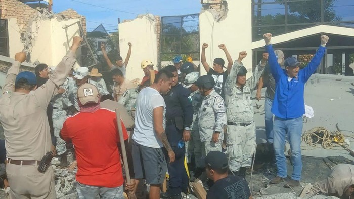 Atap Gereja di Meksiko Ambruk, 7 Orang Tewas Tertimpa Reruntuhan Members of security forces and people work at a site where a church roof collapsed during Sunday mass in Ciudad Madero, in Tamaulipas state, Mexico in this handout picture distributed to Reuters on October 1, 2023. (Mexico Presidency/Handout via REUTERS THIS IMAGE HAS BEEN SUPPLIED BY A THIRD PARTY. NO RESALES. NO ARCHIVES