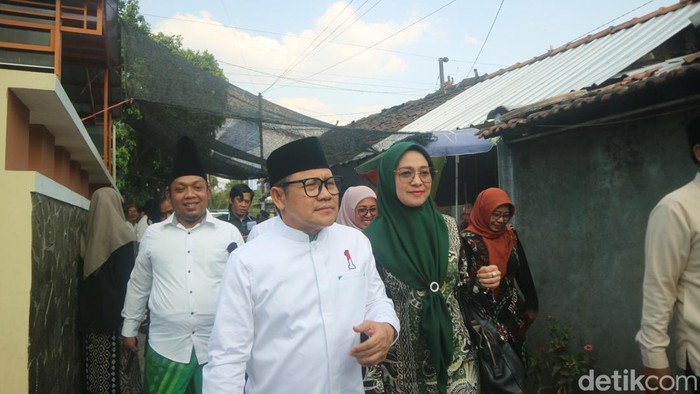 Bakal calon wakil presiden Koalisi Perubahan Muhaimin Iskandar atau Cak Imin menghadiri acara Haul Muallif Dalail Al-Khoirot sekaligus Maulid Nabi di Ponpes Darul Falah Kudus, Senin (2/10/2023).